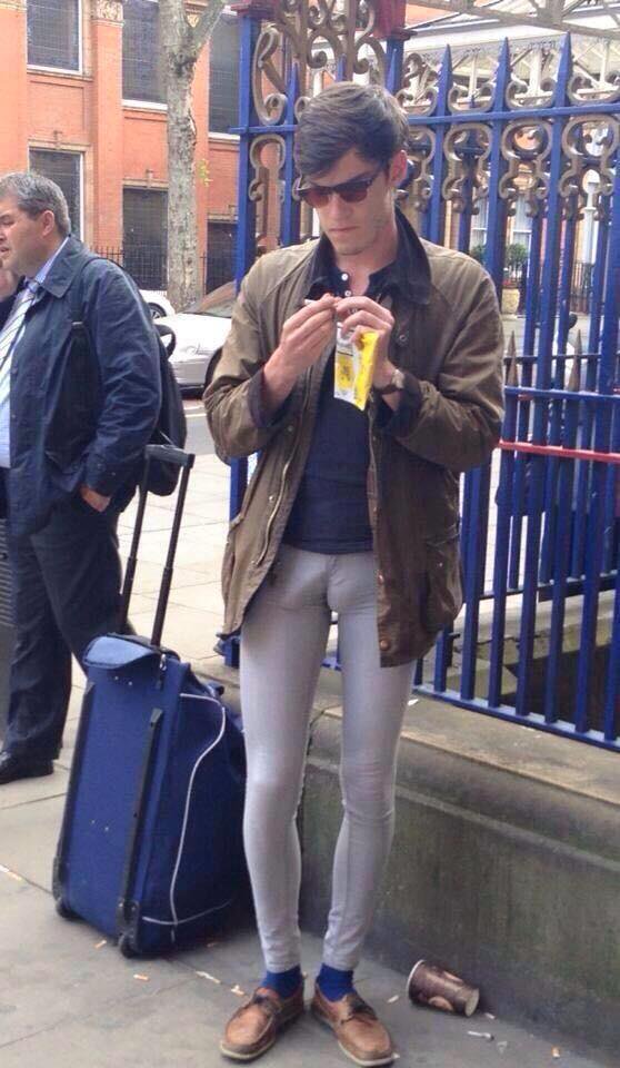 558x960, 87 Kb / джинсы, узкие, улица, сумка, мусор