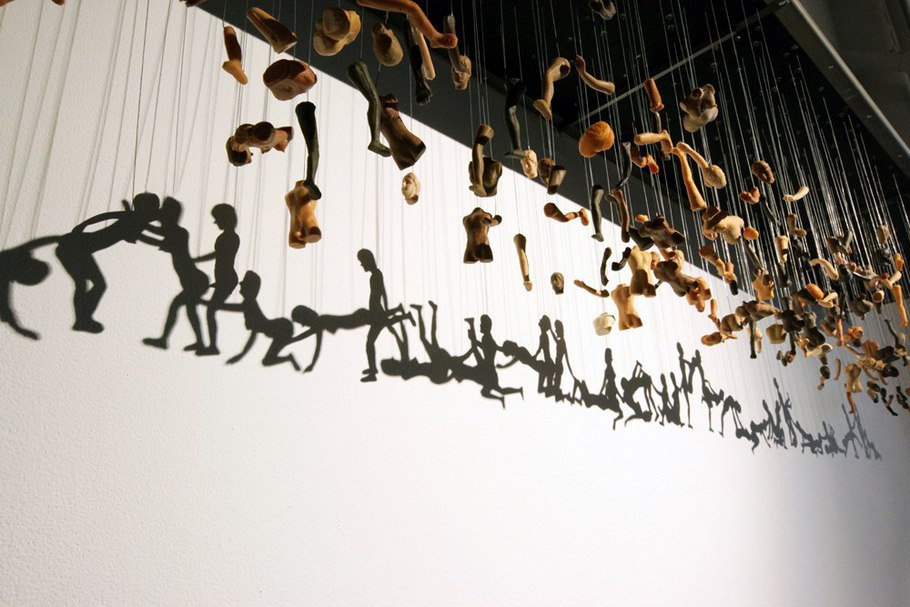 910x607, 115 Kb / тень, тени, инсталляция, искусство, ебля