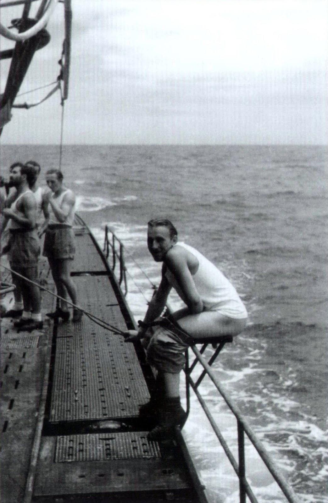 1043x1600, 185 Kb / гальюн, судно, вода, ч/б