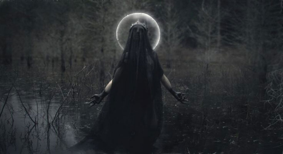 920x502, 70 Kb / ведьма, болото, нимб, корона, накидка