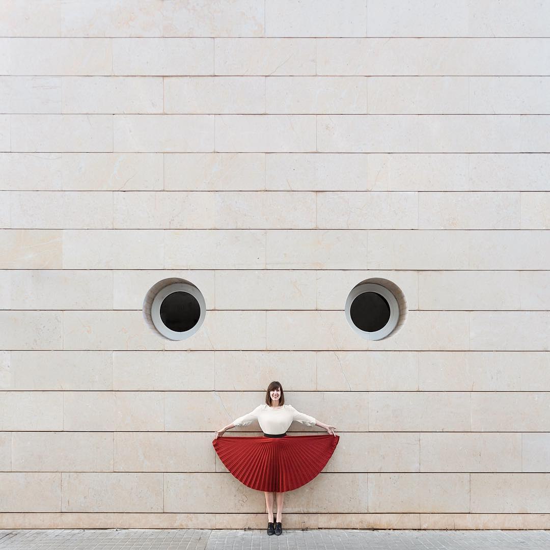 1080x1080, 106 Kb / девушка, окна, стена, юбка, смайл