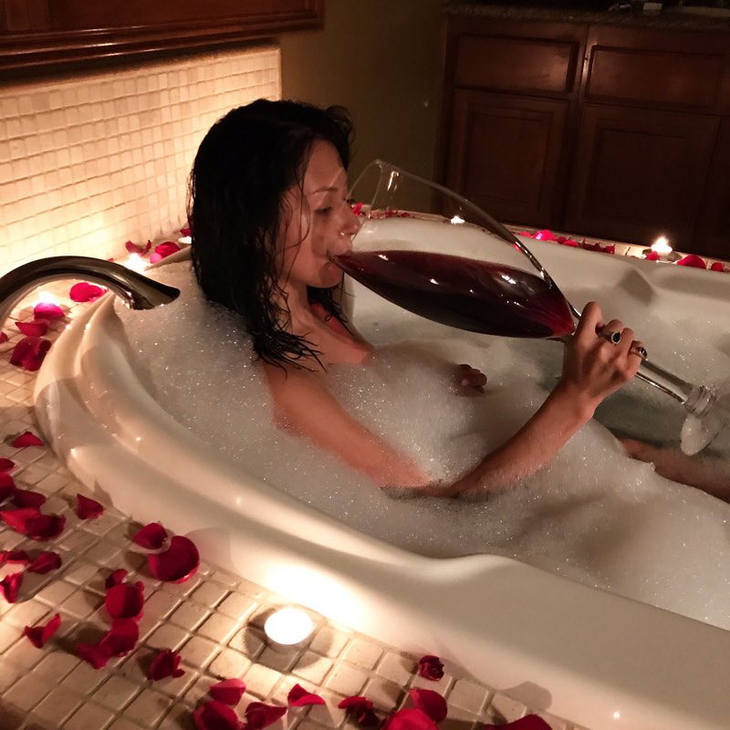 800x800, 91 Kb / ванна, вино, бокал, солидный