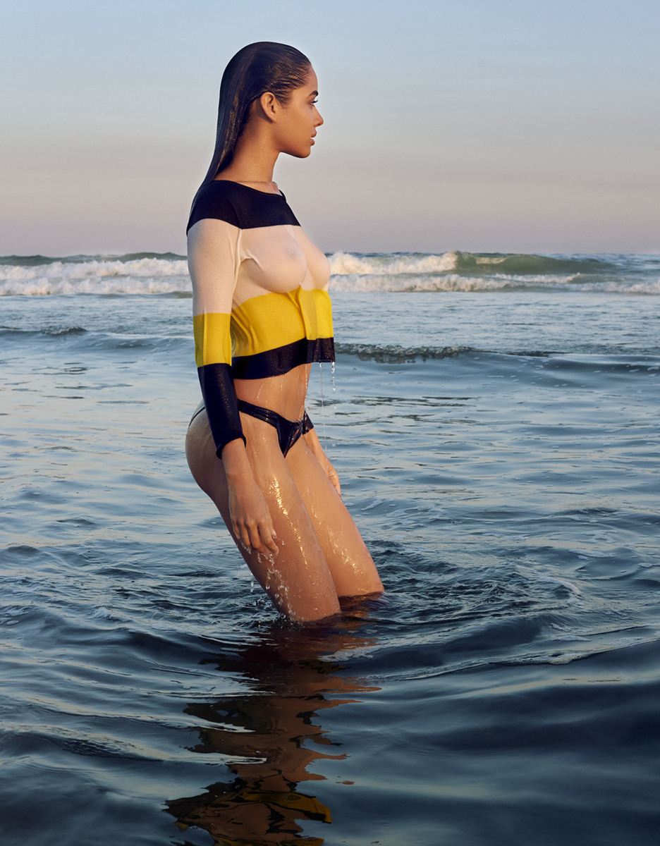 936x1200, 272 Kb / мокрая, шмель, сиськи, море