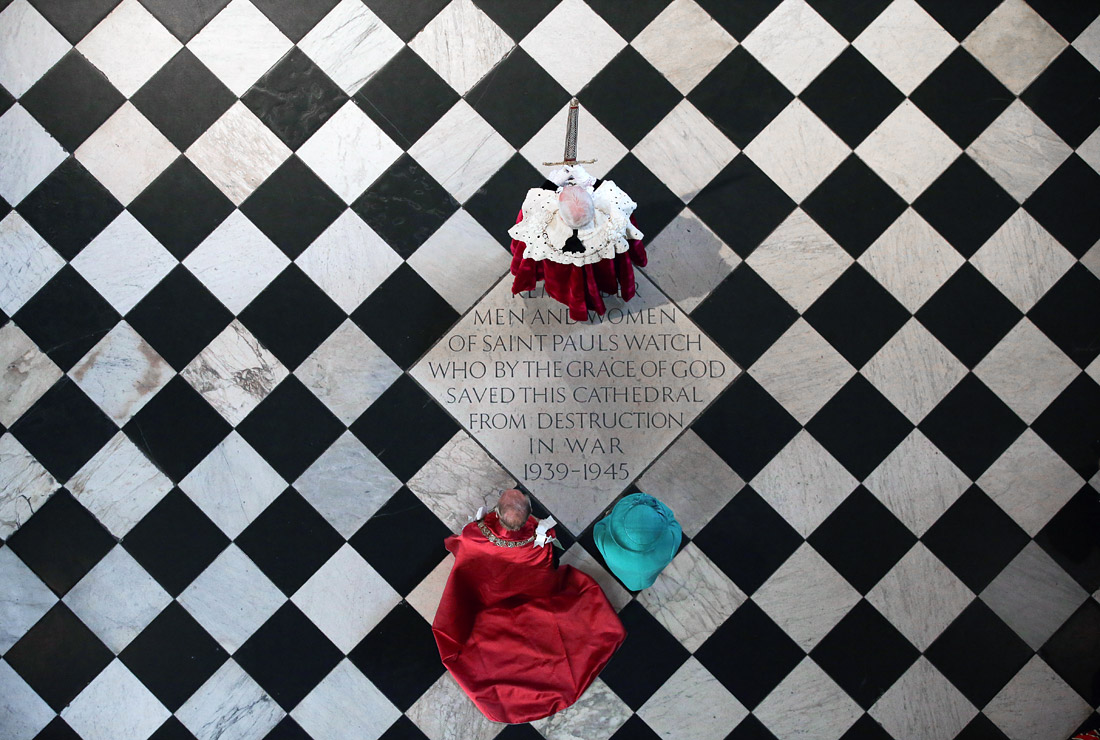 1100x740, 238 Kb / Королева, Елизавета, герцог, эдинбургский, орден британской империи, собор Святого Павла, служба, пол, сверху, шахматы, клетка