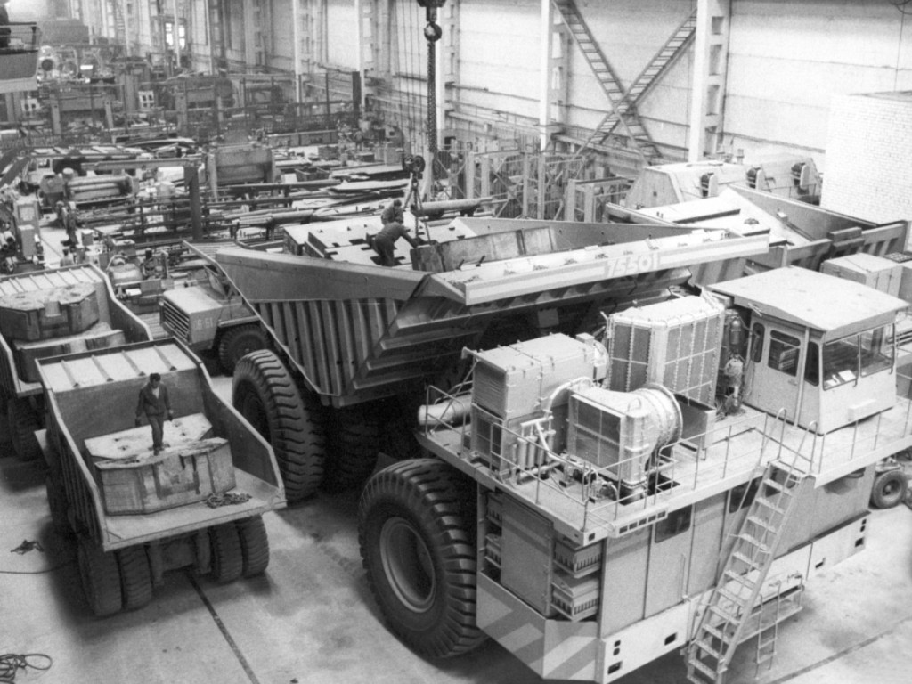 1024x768, 185 Kb / самосвал, белаз, цех, завод, ретро, ч/б