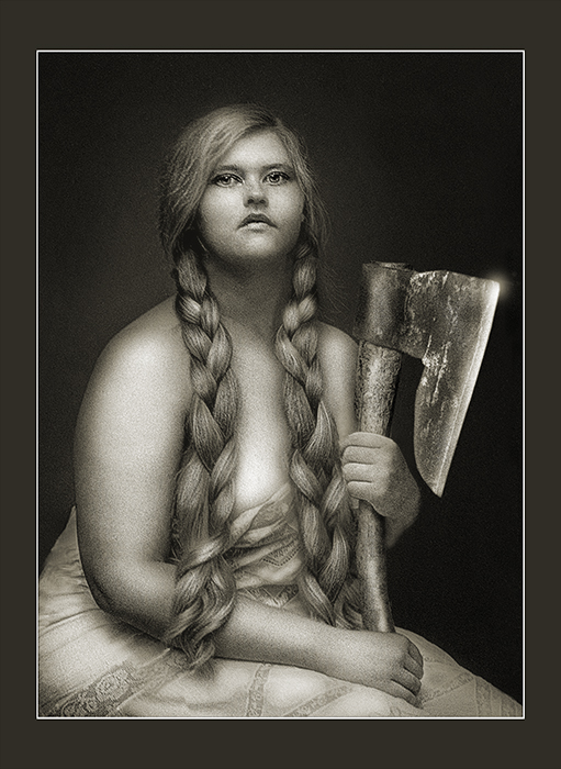 511x700, 218 Kb / женщина, косы, топор, ч/б