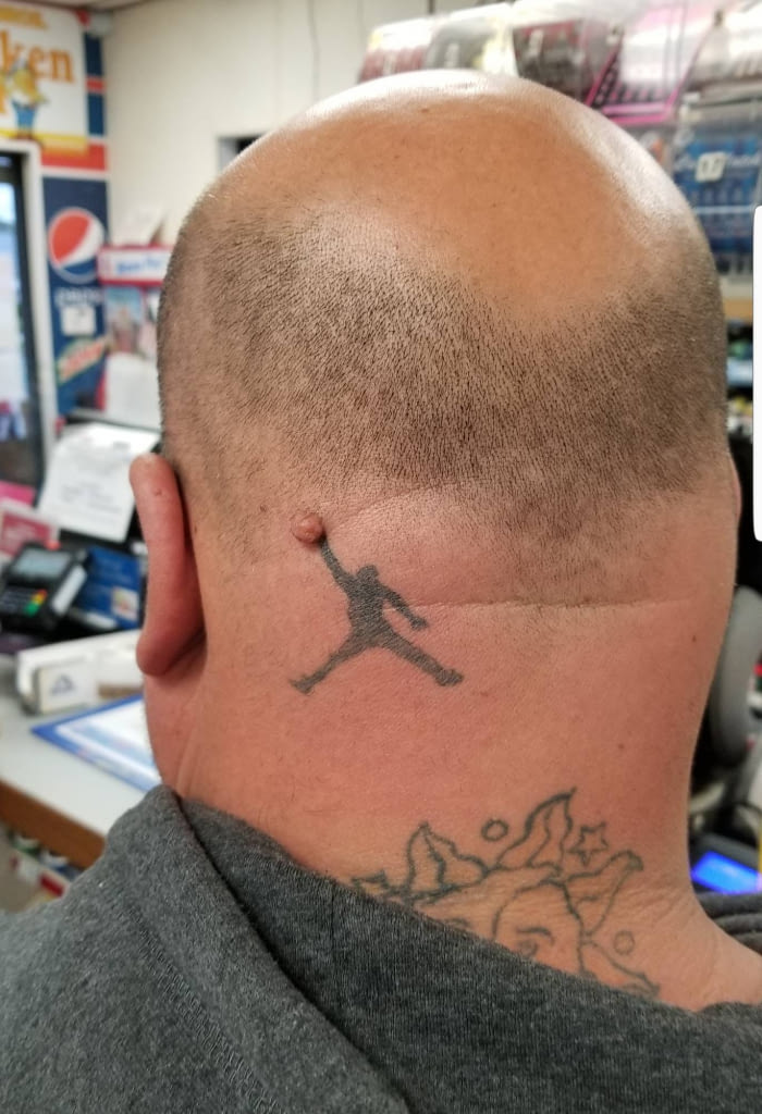 700x1024, 118 Kb / лысый, тату, баскетбол, родинка