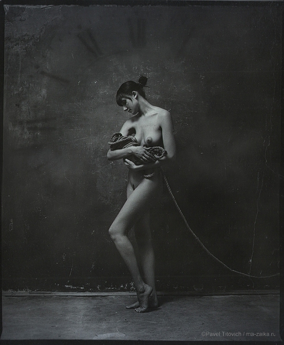 576x699, 233 Kb / женщина, веревка, канат, время, ч/б