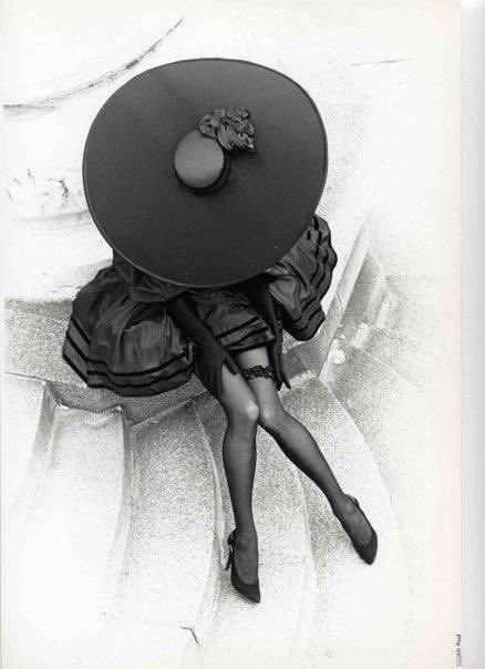 438x604, 64 Kb / шляпа, перчатки, туфли, подвязка, ступени, шанель, chanel