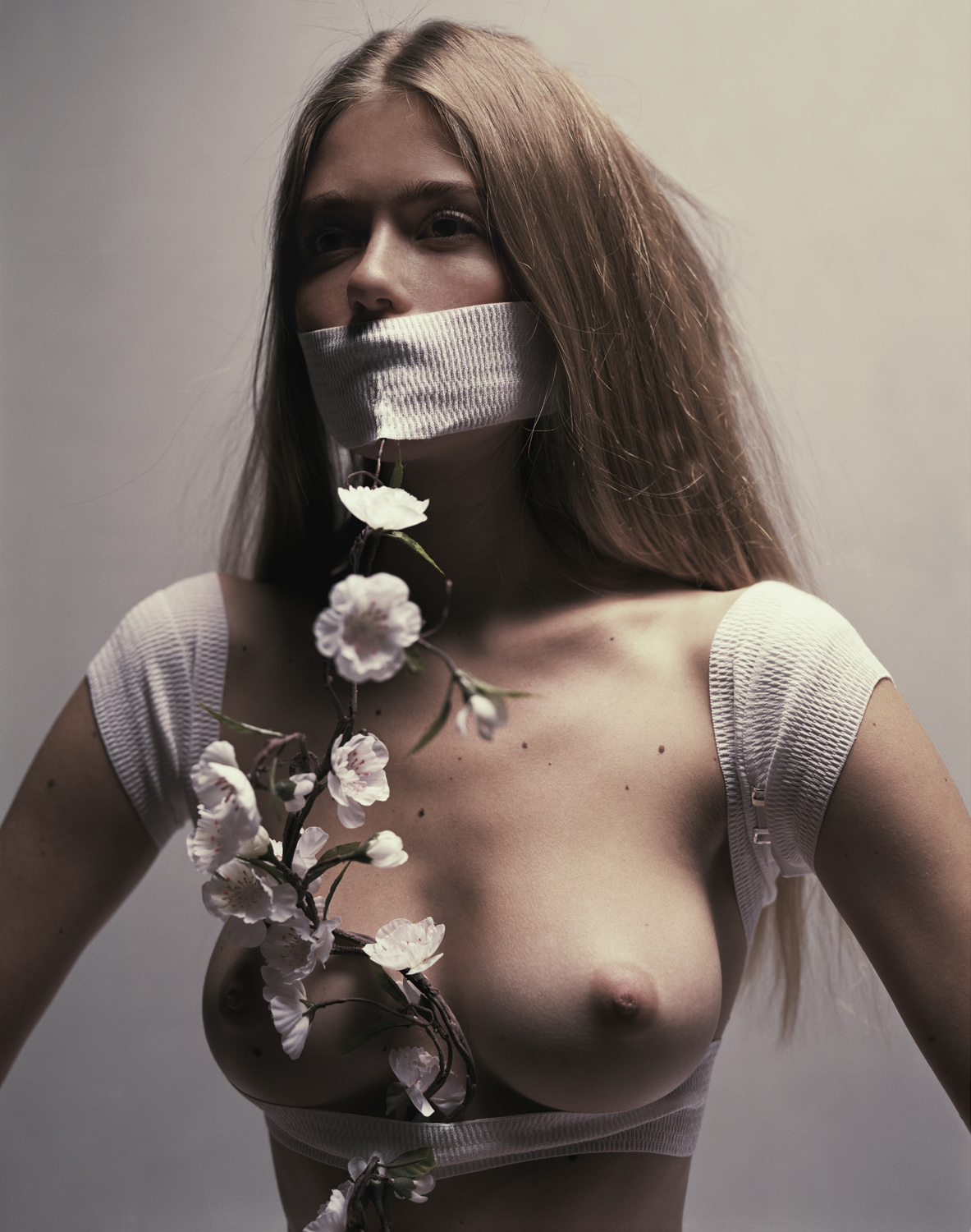 1183x1500, 513 Kb / цветы, майка, рот