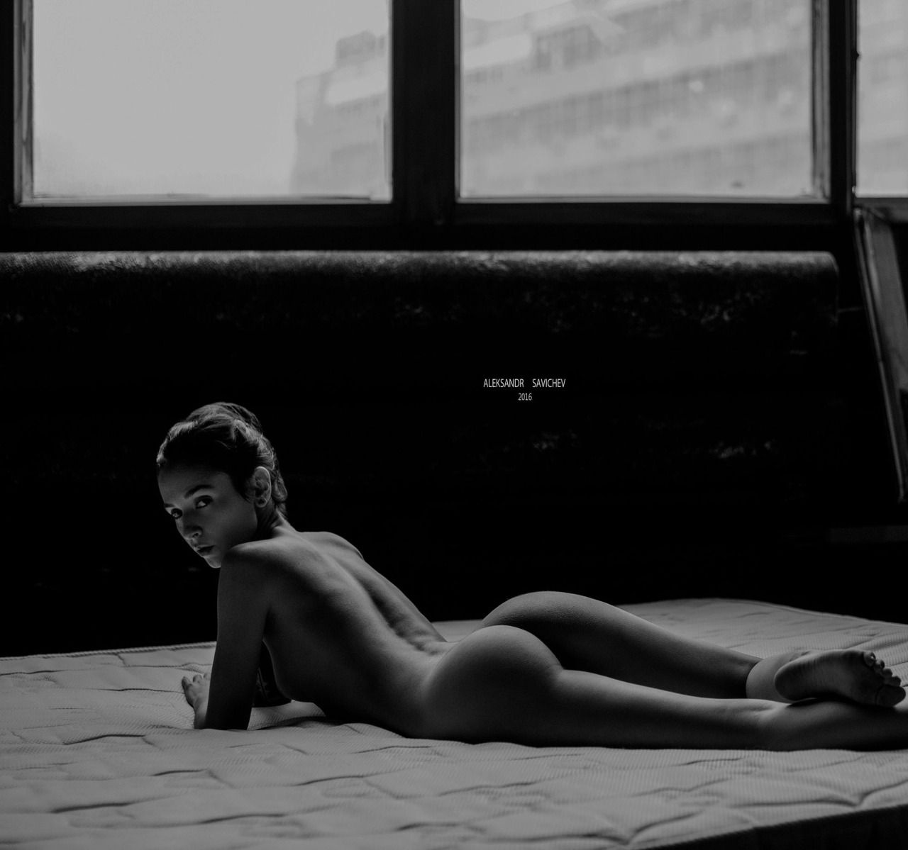 1280x1199, 175 Kb / ч/б, голая, попа, окно, матрас, савичев