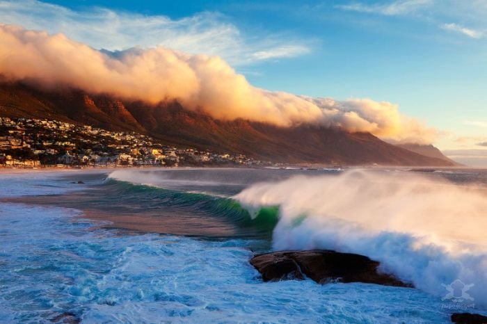 700x466, 54 Kb / горы, облака, море, волны, город, небо