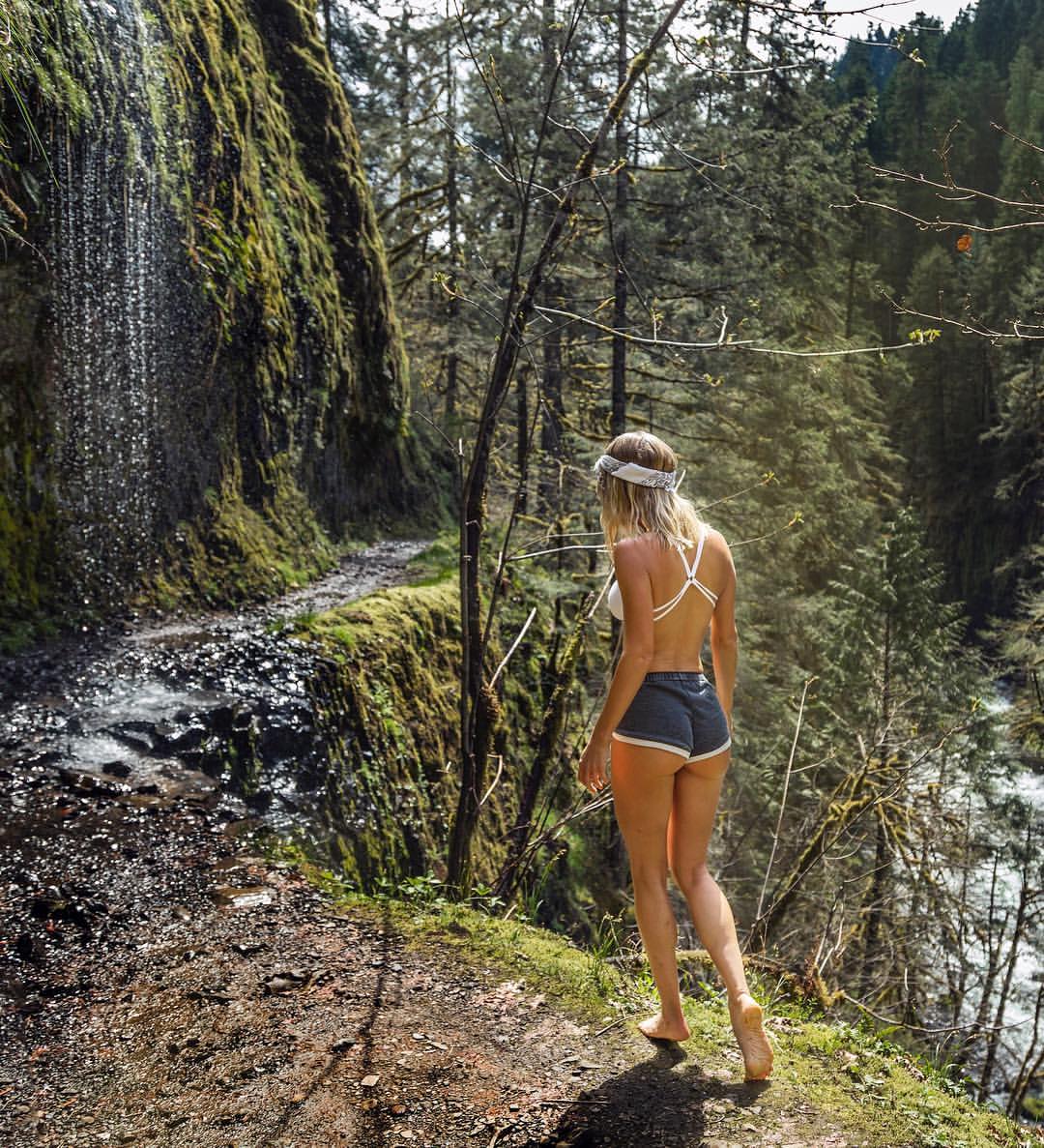 1080x1187, 256 Kb / лес, водопад, девушка, шорты