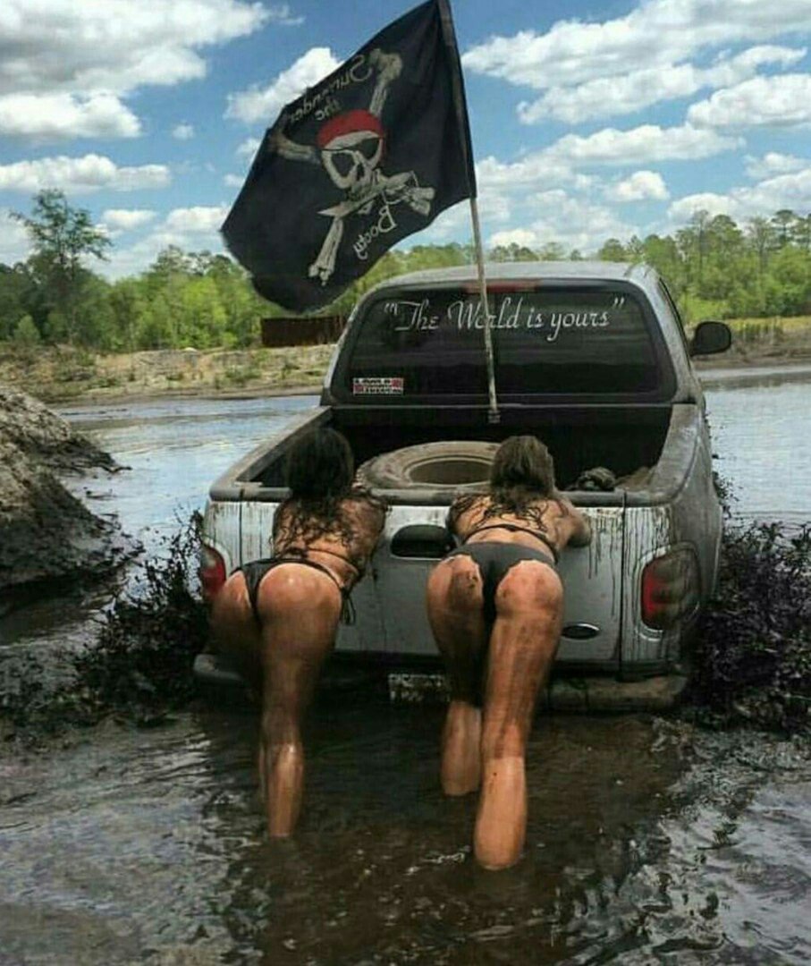 907x1080, 178 Kb / попка, джип, пикап, грязь, флаг, вода, застрял, две, купальник, черный, пират