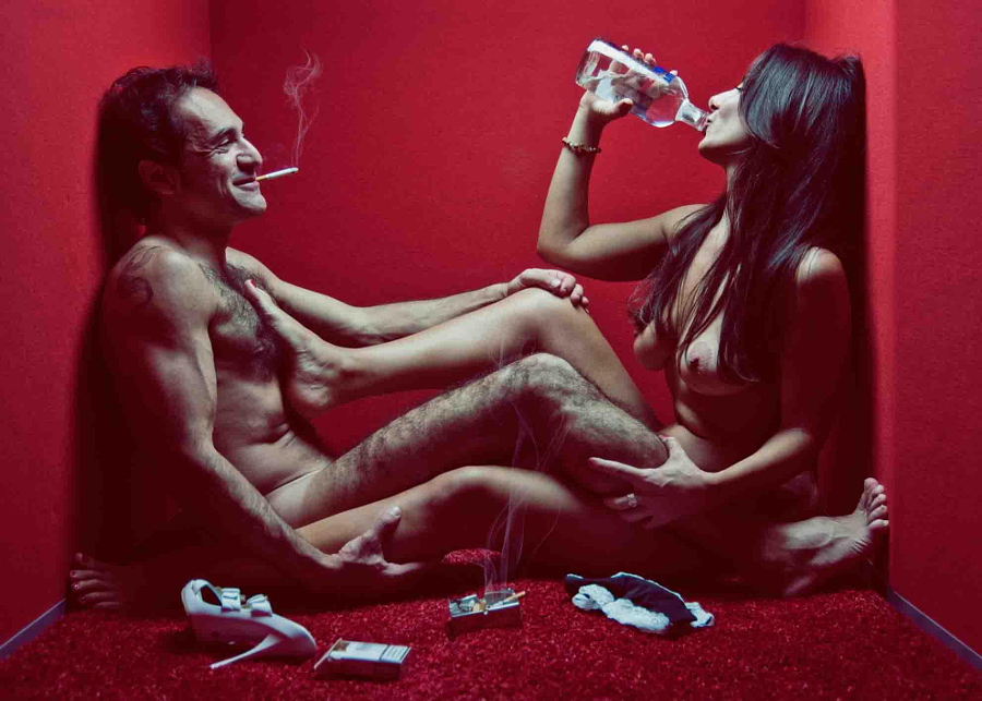 900x643, 313 Kb / красная, комната, двое, бухают, курят, развлекаются