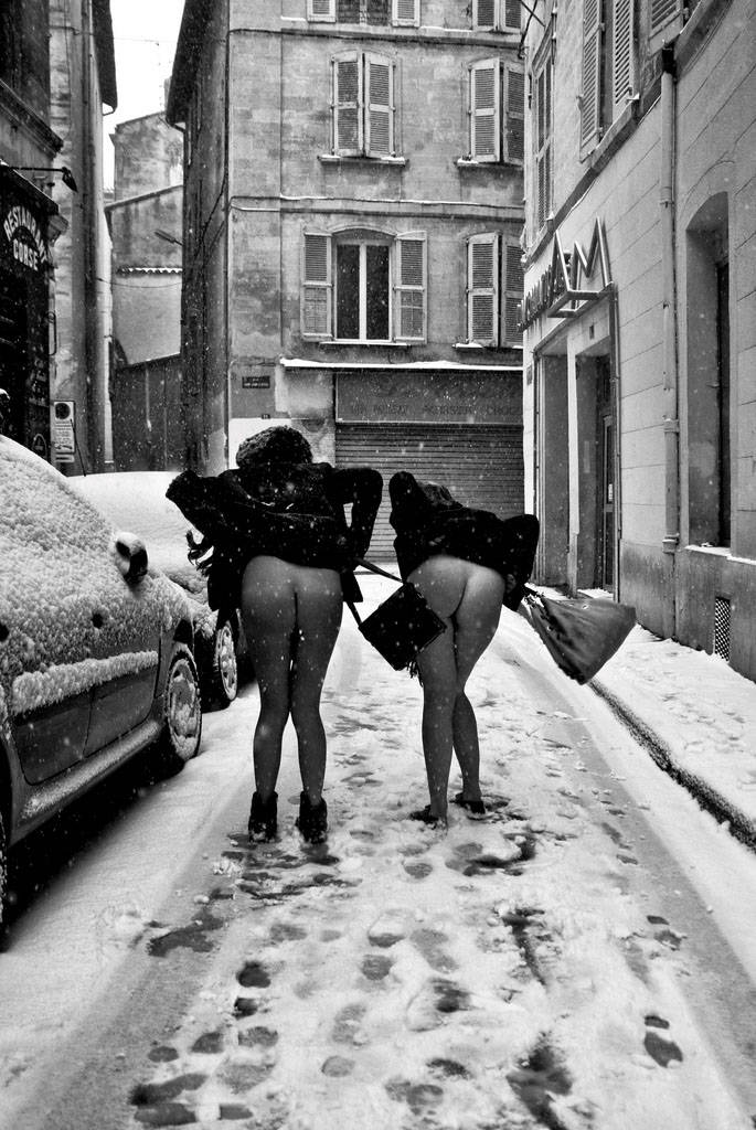 685x1024, 139 Kb / зима, дома, жопы, снег, ч/б, авто, следы, окна