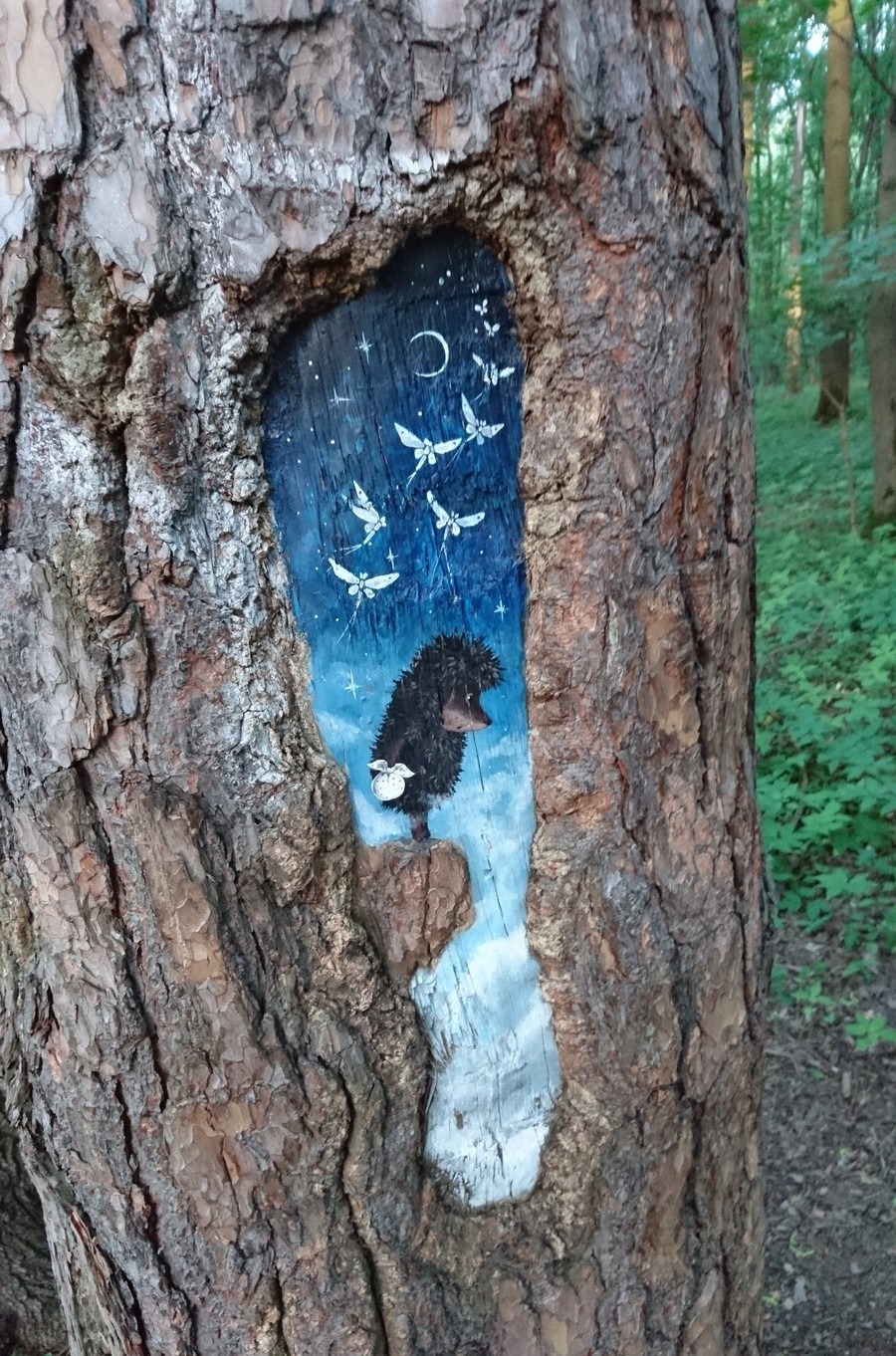 900x1362, 468 Kb / ежик, кулек, котомка, обрыв, стрекозы, дерево, кора