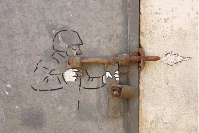 697x468, 54 Kb / засов, замок, автоматчик, граффити