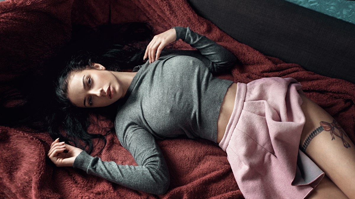 1200x675, 626 Kb / юбка, тахта, водолазка, Алла, глаза, Георгий Чернядьев, тату, бантик