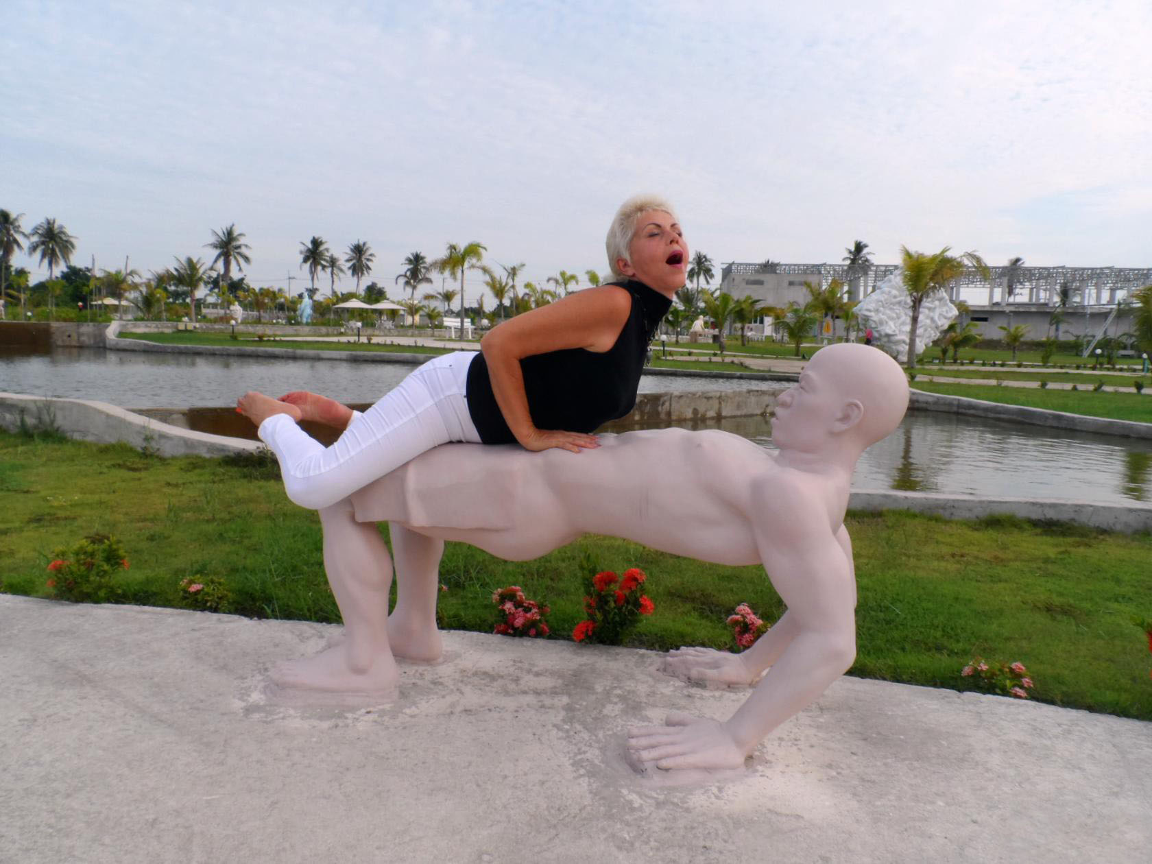 1680x1260, 220 Kb / блондинка, верхом, цветы, бассейн