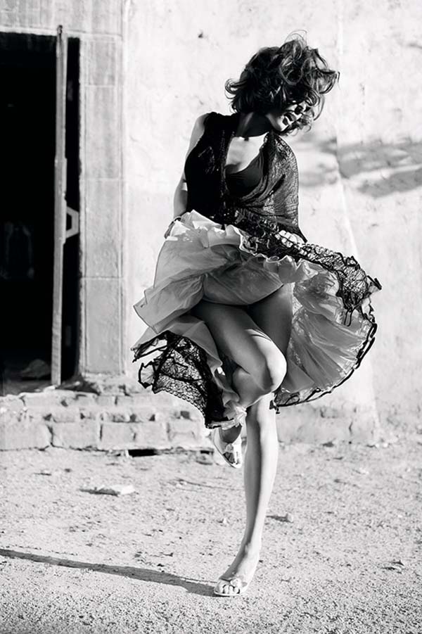 600x901, 97 Kb / женщина, юбка, танец, кирпичи, ч/б