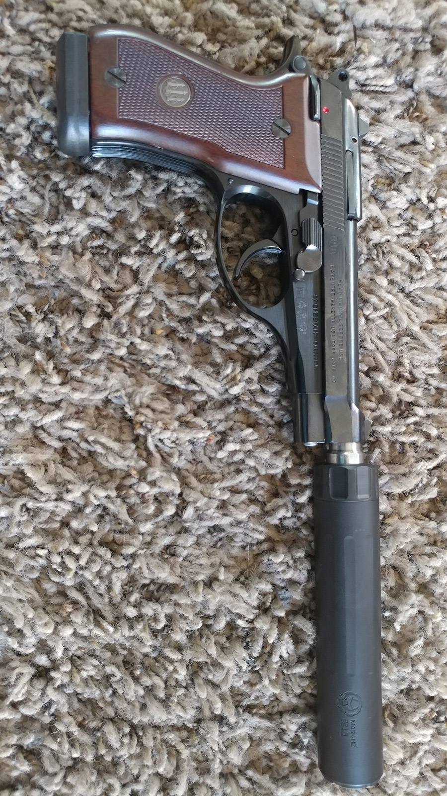 900x1600, 559 Kb / пестик, пистолет, оружие, беретта, глушитель