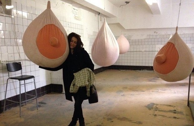 620x404, 46 Kb / мешок, груша, объятия, плитка, стул, девушка