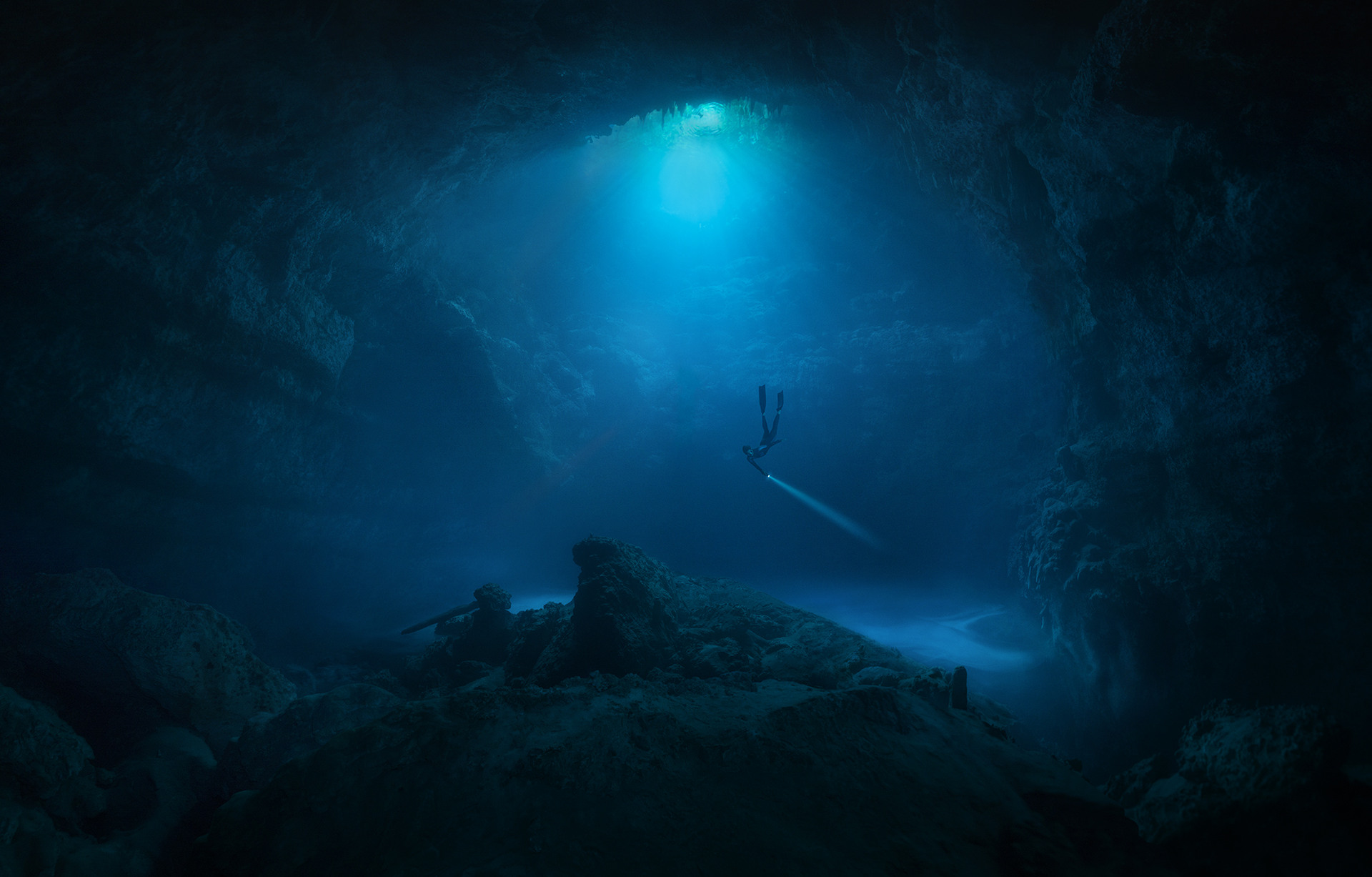 1920x1227, 501 Kb / Гийом Нери, фридайвер, пещера