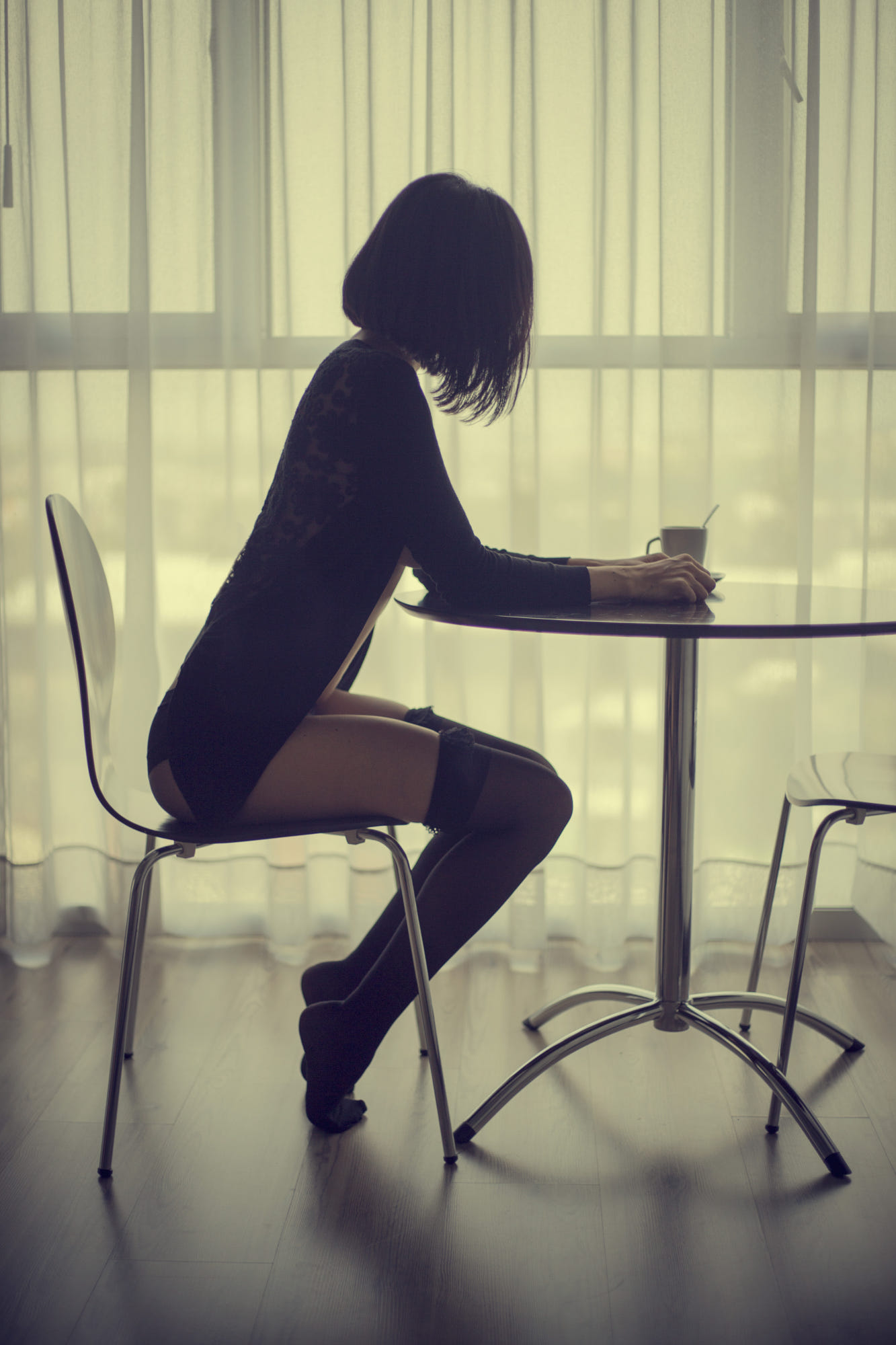 1333x2000, 235 Kb / столик, чулки, чашка