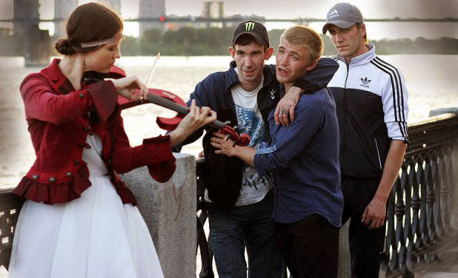 900x546, 303 Kb / скрипка, набережная, жакет, адидас,