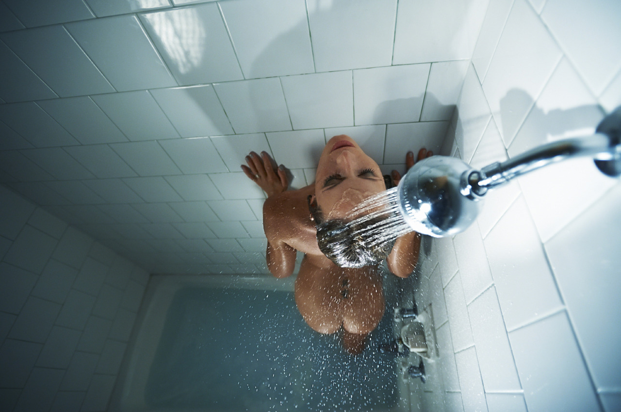 1280x851, 235 Kb / душ, плитка, мыло, тату, голая