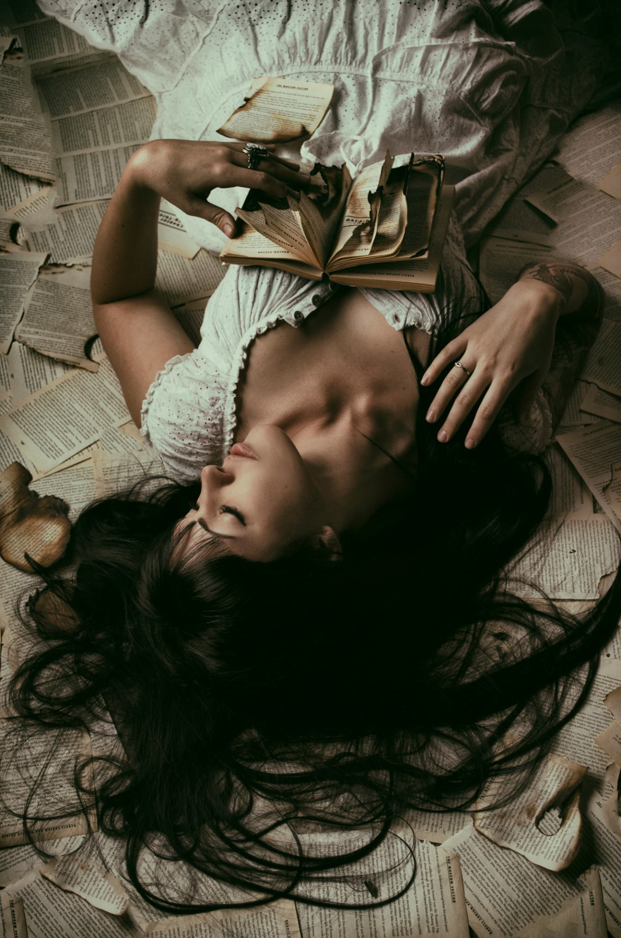 1272x1920, 630 Kb / брюнетка, книга, страницы, тату, кольцо