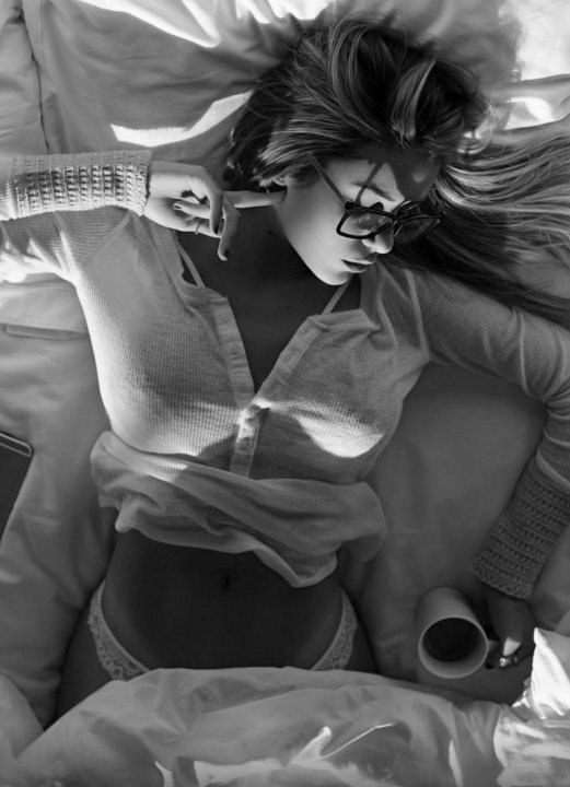 521x720, 90 Kb / очки, чашка, ч/б, телефон