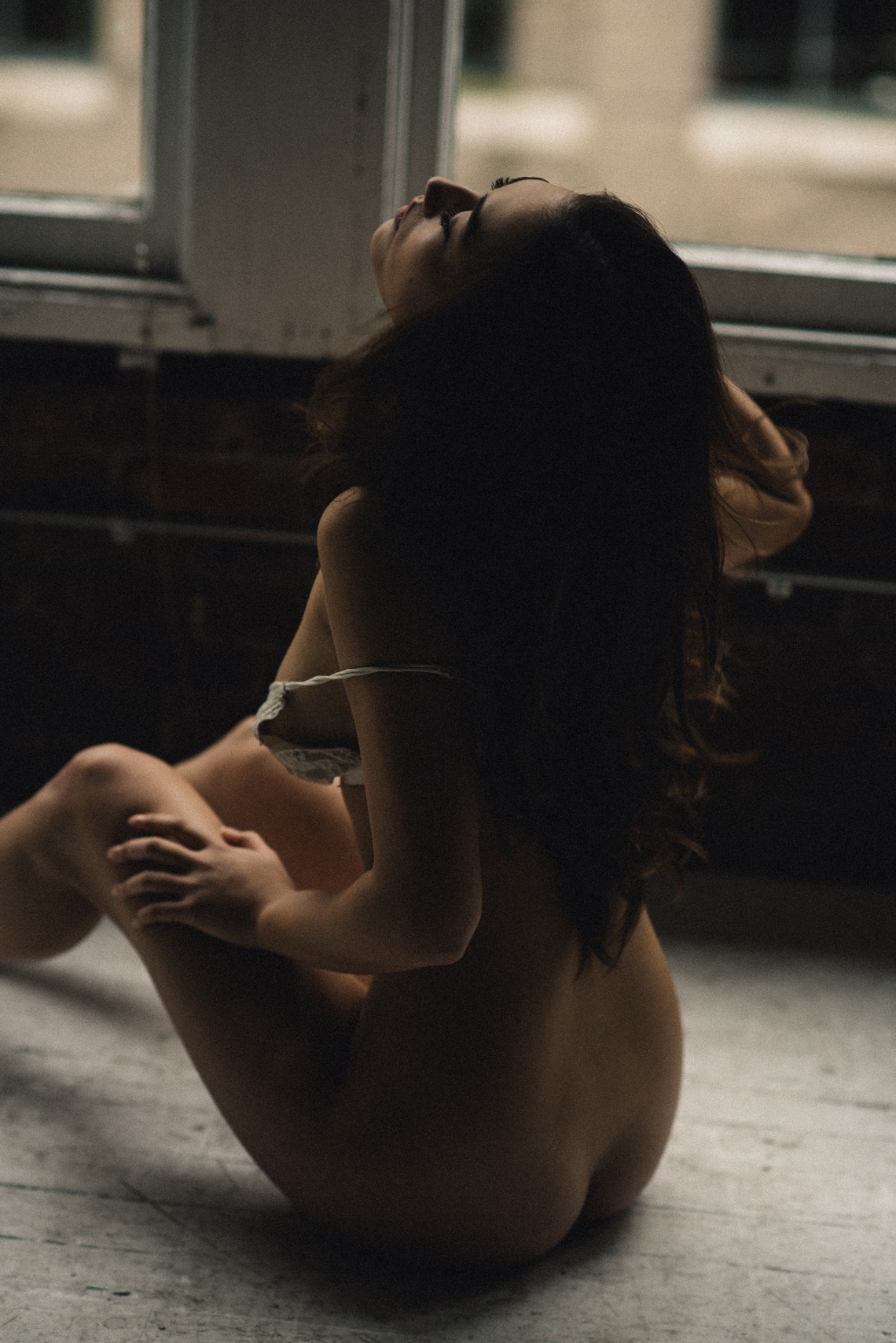 1140x1708, 569 Kb / окно, брюнетка, попа, лифчик, бюстгальтер, сидит