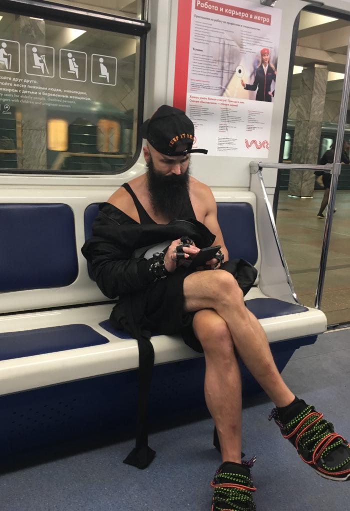 700x1023, 84 Kb / метро, мужик, сандали