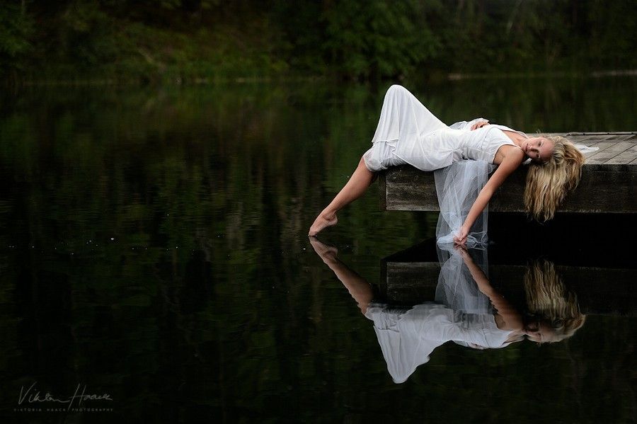 900x599, 67 Kb / блондинка, причал, платье, белое, вода