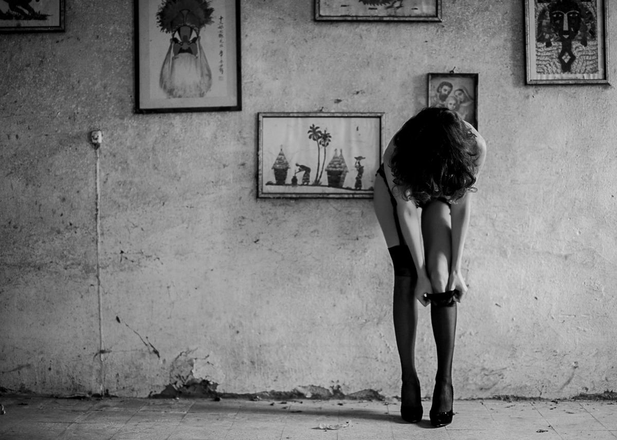 1200x857, 261 Kb / выключатель, стена, картины, чулки, ч/б