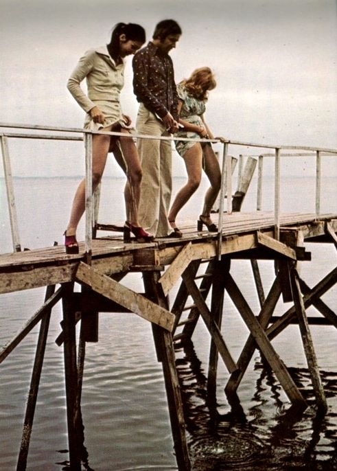 491x686, 102 Kb / ссут, мост, втроем, стоя