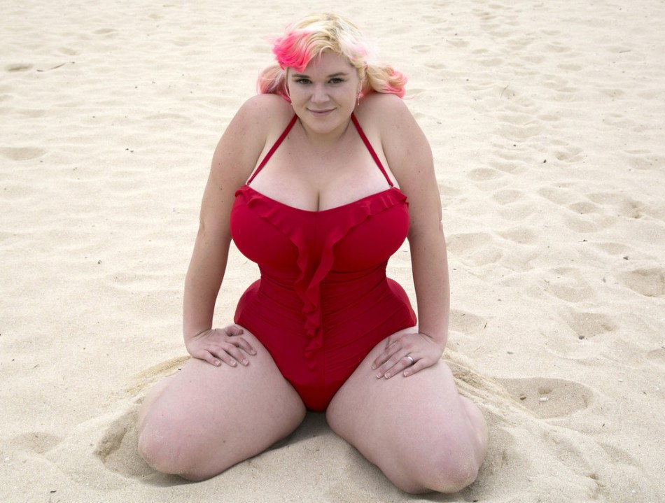 950x719, 124 Kb / пышная, мадам, красный, купальник, песок