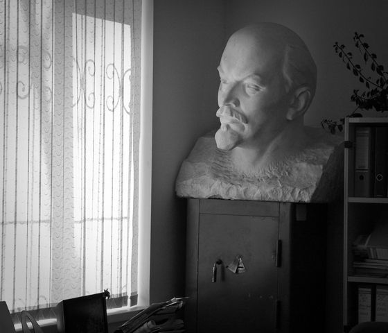 560x480, 34 Kb / ленин, статуя, шторы, подсматривает, ч/б, сейф