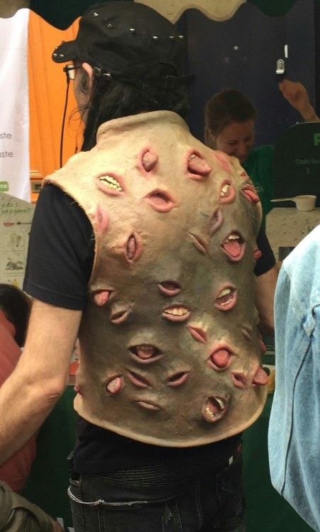 451x750, 73 Kb / мужчина, жилетка, рты