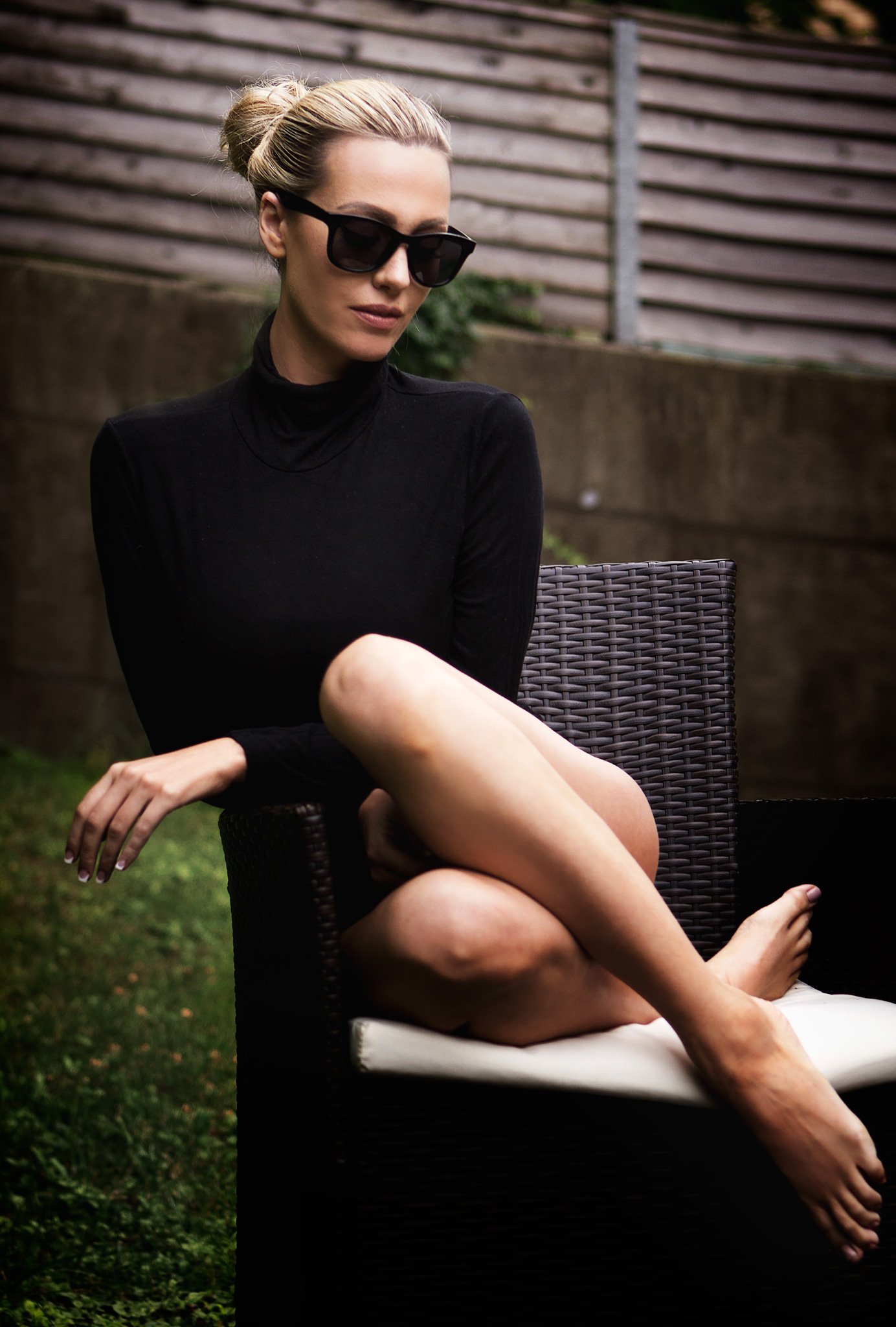 1384x2048, 589 Kb / очки, блондинка, кресло, ноги