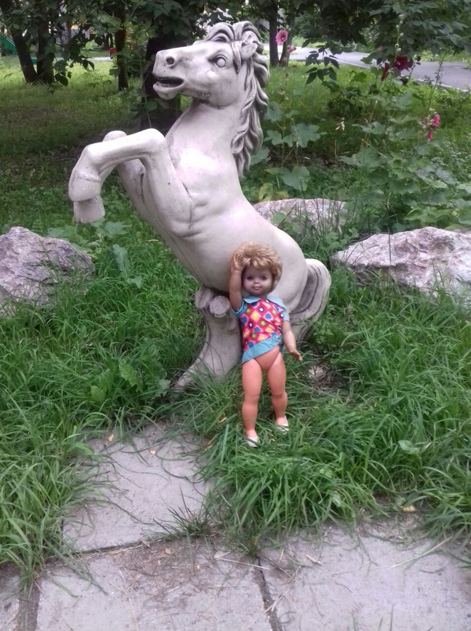 956x1280, 240 Kb / кукла, скульптура, конь, трава, плитка