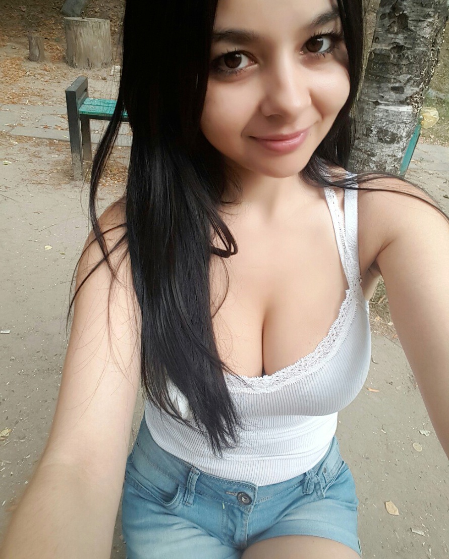 890x1107, 340 Kb / брюнетка, шорты, скамейка, улыбка