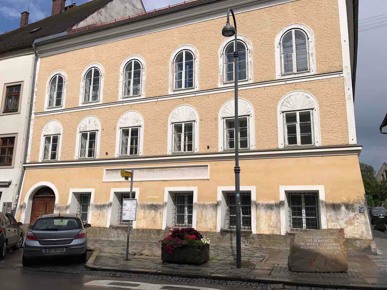 1242x930, 218 Kb / дом, остановка, авто