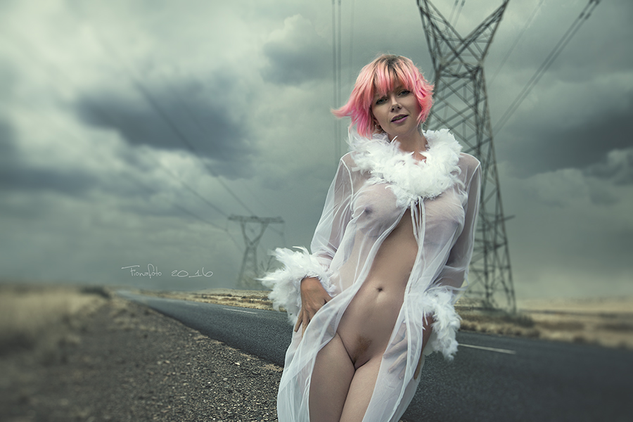 900x600, 281 Kb / ЛЭП, вышки, небо, грозовое, пеньюар, пух, розовые волосы, Фиона