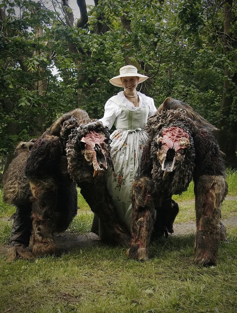 800x1058, 466 Kb / зверь, монстр, чучело, девушка, шляпа, трава