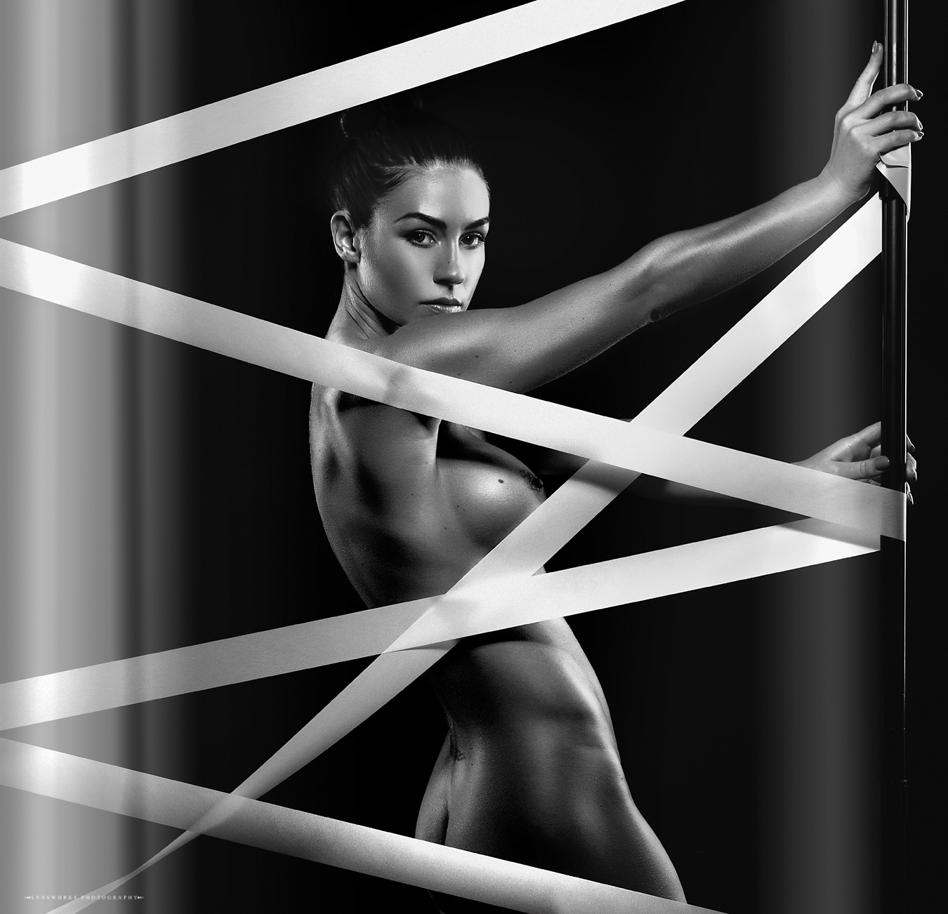 1350x1302, 546 Kb / ч/б, пучок, лента, пилон, труба