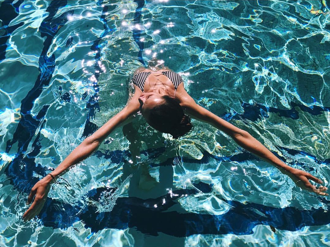 1078x808, 328 Kb / бассейн, девушка, руки