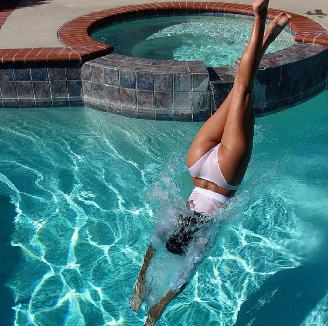 1080x1073, 440 Kb / бассейн, ноги, белое